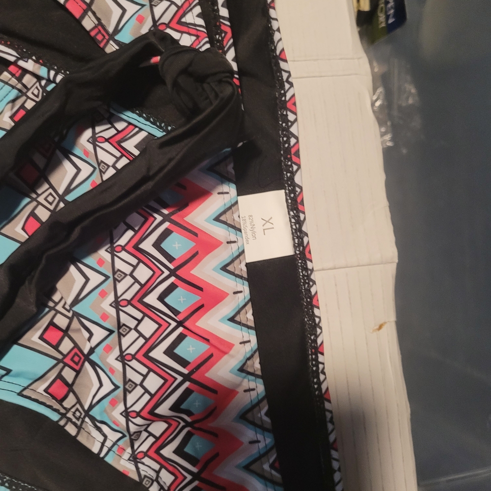 Geometric Patterned Bikini Set - Picture 2 of 9